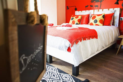 Chambre d'hôtes pour deux personnes décoration soignée cooconing literie confortable literie de qualité literie haut de gamme chambre spacieuse chambre calme evry essonne france chambre avec balcon