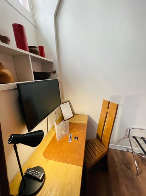 Chambre spacieuse lumineuse avec lit rouge, coin détente, maison d’hôtes à Evry, France, Essonne, élégance, confort, atmosphère chaleureuse.