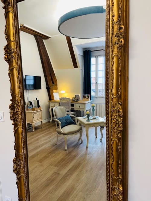 Décoration chic, chambre Salon chambre élégant reflété dans miroir doré, espace raffiné maison d’hôtes à Evry, France, Essone, charme, confort, ambiance lumineuse.