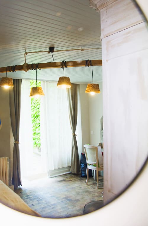 Appartement meublé, Suspensions chaleureuses reflétées dans miroir, chambre lumineuse maison d’hôtes à Evry, Essonne, France, charme, confort, ambiance accueillante