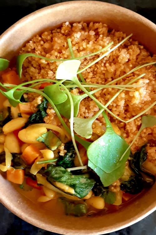 Curry de haricots blancs et épinards au quinoa par Fabrice RAMOS, villa casa claudina à Loulé.