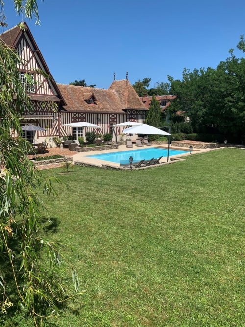 Maison d'hôtes Marquise Barbot maison d'hôtes de charme caractère spacieuse au vert  maison normande piscine grands espaces transats jardin essonne evry france