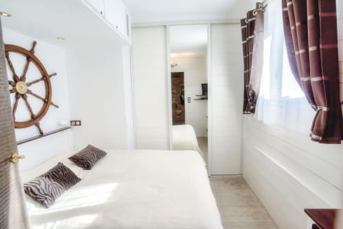 Bright, white, air-conditioned room for stays in Banyuls. Facing south, with safe and pleasant bedding. 
