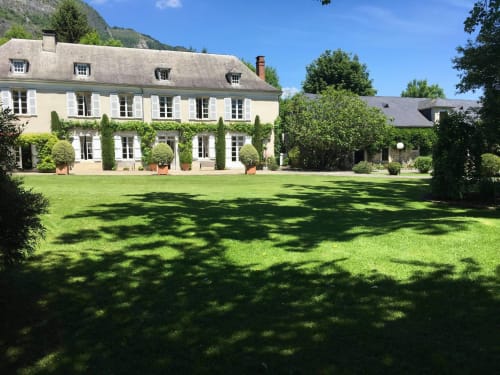 Villa à 1h de Gavarnie, 2h de Toulouse, 1h de Pau, 15mn de Lourdes, 1h du Tourmalet, 1h du Pic du Midi, 1h30 de Biarritz et St Jean de Luz, 2h de St Sebastian, 2h30 de Bordeaux