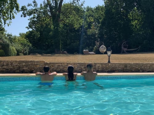 piscine exterieure chauffée détente repos se relaxer partager espace extérieur jardin vacances week-end hamac mobilire de jardin chiller entre ami en amoureux facile d'accès proche rer pas loin de paris evry essonne france