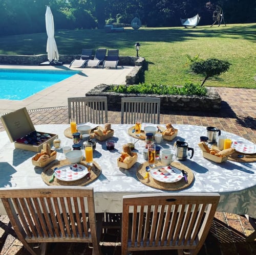 Petit-déjeuner extérieur bord-de-piscine au-soleil au-vert café thé chocolat rassembler confiture jus-de-fruits yaourt-maison essonne evry france