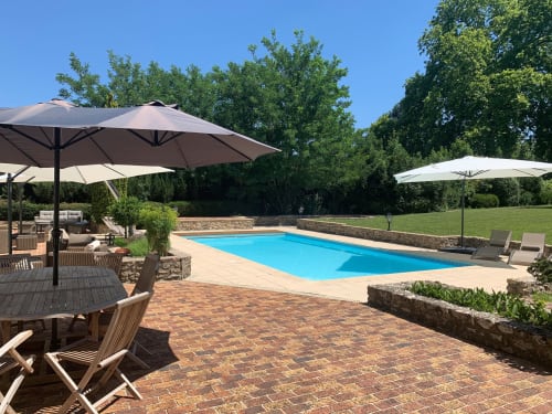 Piscine Marquise Barbot terrasse parasol transat chiller buller se relaxer nager tranquil au calme séjour deténte près de paris evry essonne france soleil sauna jacuzzi pres de station rer séjour en été séjour en hiver