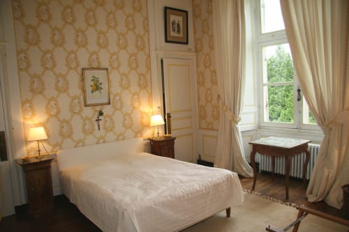 chambre jaune chateau du fraisse, chambre romantique haute vienne