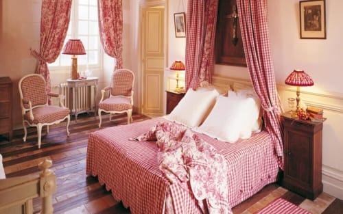 chambre-caroline-lit-double-cocon-rose-chateau-chambiers-zip