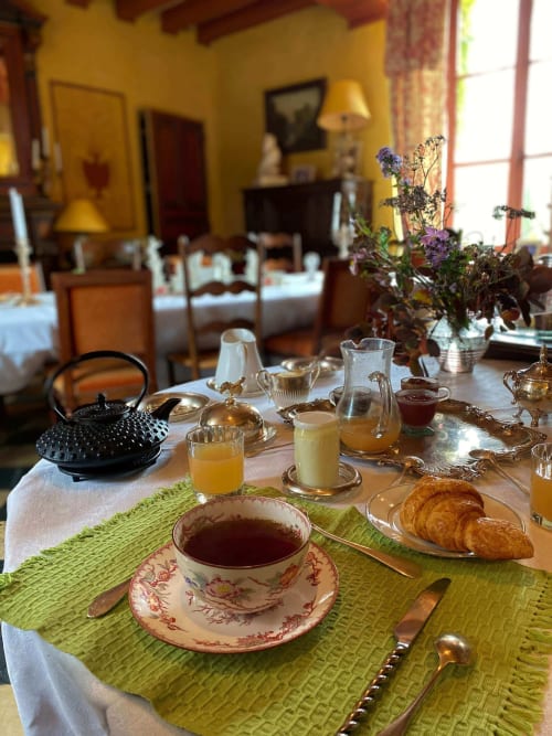 petit-dejeuner-fait-maison-frais-locaux-viennoiseries-the-cafe-chateau-chambiers-zip