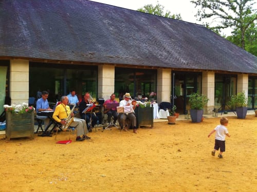 galerie-reception-mariage-exterieur-ceremonie-musique-dance-anjou-chateau-chambiers-zip