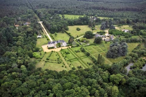 chateau-chambiers-propriete-domaine-vue-aerienne-gites-galerie-reception-suite-pavillon-zip