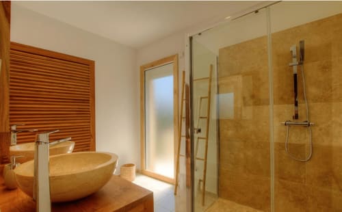 Salle de bain naturelle - Villa Torrella