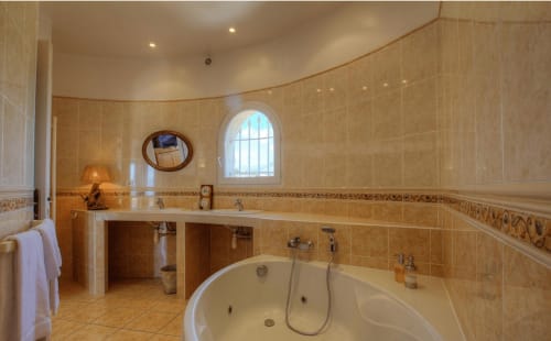 Salle de bain spacieuse - Corse