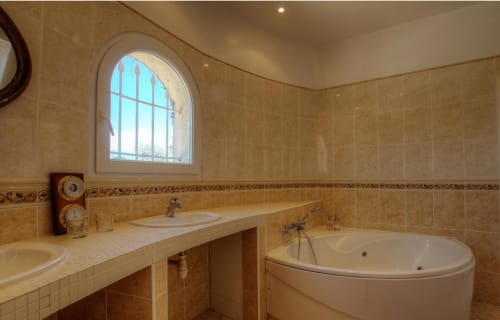 Grande baignoire d'angle - Villa Torrella