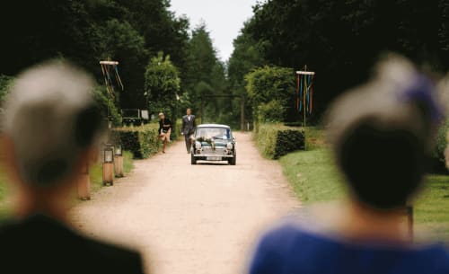 arrivéé-au-chateau-voiture-vintage-mariage-reception-chateau-chambiers-zip