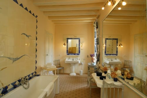  chambre-caroline-salle-de-bain-baignoire-chateau-chambiers-zip