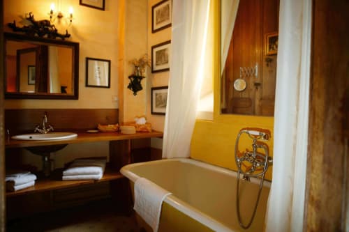 chambre-saint-hubert-salle-de-bain-vasque-baignoire-chateau-chambiers-zip