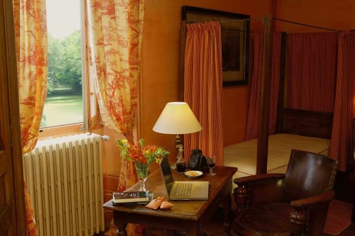 chambre-saint-hubert-lit-double-lit-simple-fauteil-bureau-travail-livre-ordinateur-chateau-chambiers-zip