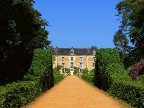 arrivee-chateau-chambiers-printemps-fleuri-rhododendrons-zip