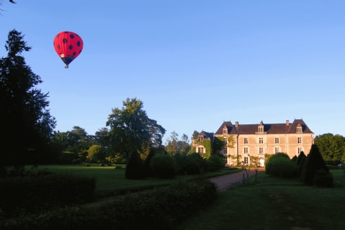 chateau-chambiers-levee-du-jour-montgolfiere-ete-parc-nature-zip