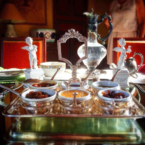petit-dejeuner-varie-fait-maison-produits-locaux-frais-confiture-chateau-chambiers
