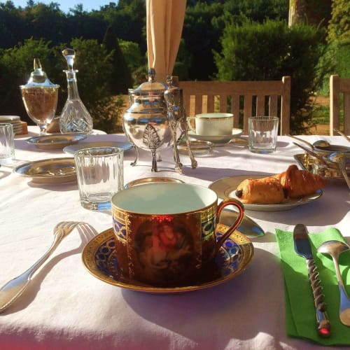 petit-dejeuner-varie-fait-maison-produits-locaux-frais-viennoiseries- pain-chocolat-croissant-ete-jardin-chateau-chambiers-zip