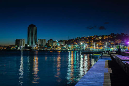 La ville de Fort-de-France illuminée la nuit avec sa Tour Lumina et vue depuis le Malecon. Accessible en moins de 4 minutes ne voiture depuis la Villa "La Belle Négresse", venez profiter de ses restaurants, bars et promenades. Et pourquoi pas un bain de minuit à la plage La Française ?