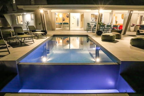 La Villa "La Belle Négresse" revêt son habit de lumière chaque jour à la tombée de la nuit et vous offre une ambiance feutrée pour vos soirées d'été.
