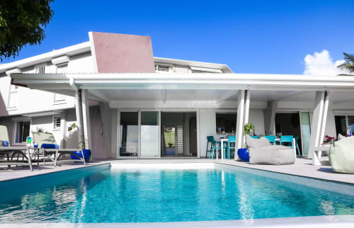 Bienvenue à la Villa "La Belle Négresse" ! Une vue mer exceptionnelle, une piscine à débordement chauffée et traitée au sel, un jardin arboré et des prestations d'exception. 