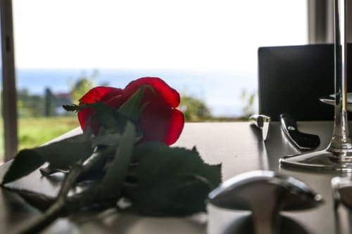 Ambiance romantique à la Villa "La Belle Négresse" autour d'un déjeuner en tête à tête dans la suite PMR "La Matador" et sa vue mer.