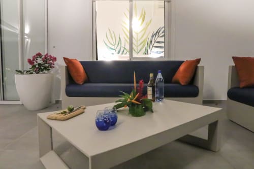 Venez profiter du très confortable salon extérieur de la Villa "La Belle Négresse". Un salon d'une grande qualité car il s'agit du salon extérieur de la marque VONDOM, très confortable et aux couleurs de la Villa "La Belle Négresse". Avec ses 2 grands canapés, il peut accueillir 6 à 8 personnes. Profitez de vos après-midi à l'ombre de la terrasse ou encore de vos apéritifs entre amis ou en famille.