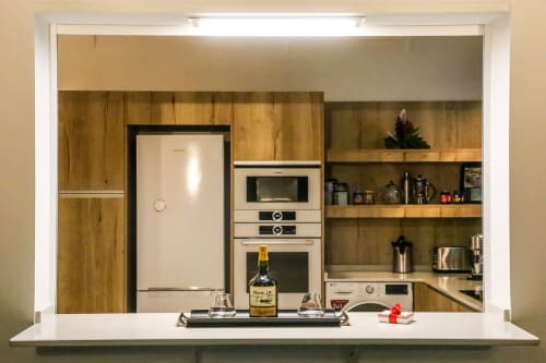 La cuisine toute équipée de la Villa "La Belle Négresse" vue du bar, éclairé la nuit. Une petite idée de l'ambiance feutrée de la Villa  "La Belle Négresse".