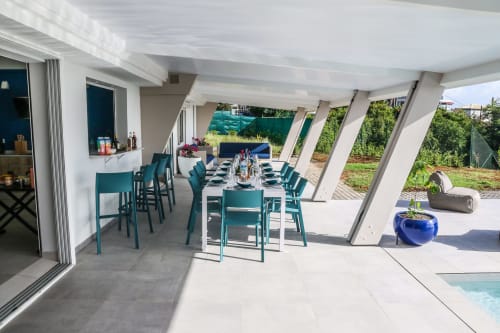 La superbe terrasse de 60m² de la Villa "La Belle Négresse" et ses différents espaces : bar, salle-à-manger et salon d'extérieur.