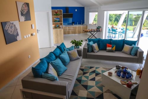 L'espace jour de la "Villa La Belle Négresse" et sa décoration douce et chaleureuse.