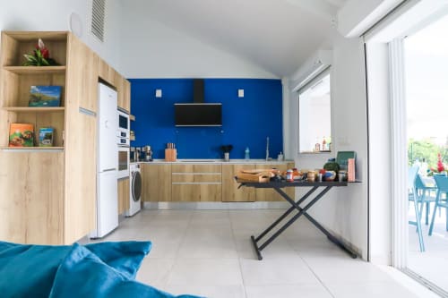 La cuisine toute équipée de la Villa "La Belle Négresse" : lave-vaisselle, lave-linge séchant, four et four à micro-ondes, plaques à induction.