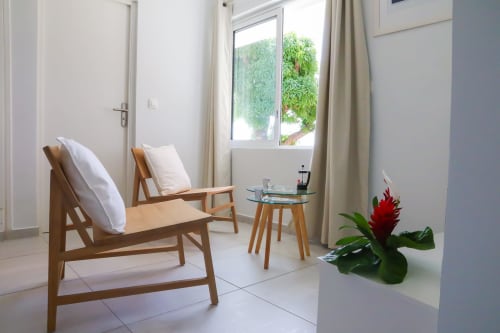 Espace petit salon de la suite parentale "La Mulâtresse" de la Villa "La Belle Négresse". L'endroit idéal pour prendre le café en toute intimité.