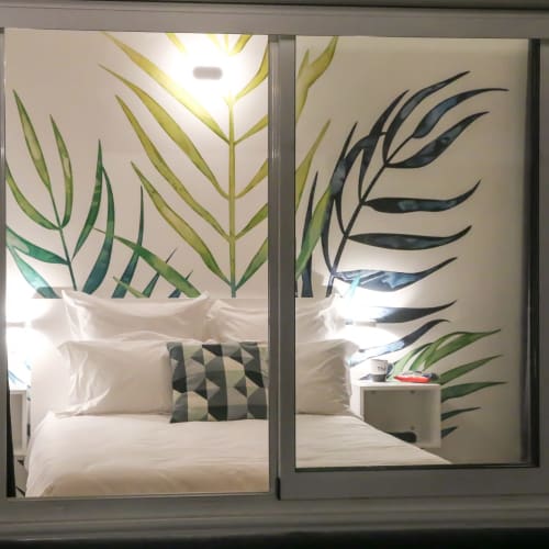 Chambre double de la suite PMR "La Matador" de la Villa "La Belle Négresse" vue de la terrasse.