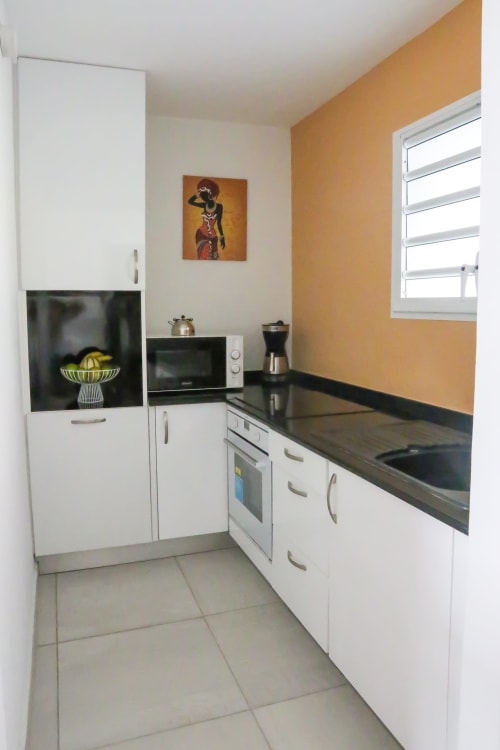Cuisine équipée de la suite PMR "La Matador" de la Villa "La Belle Négresse"