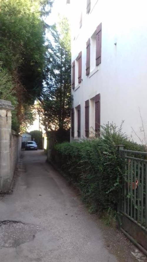 entrée de la résidence appartement rdv gites le jardinier