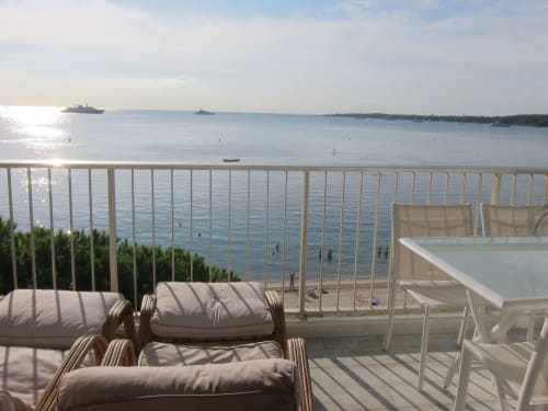 Vue du balcon sur la mer et la plage Gazagnaire, location bord de mer Cannes-Palm-Beach