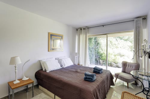 Chambre N°2, ouverte sur le jardin de la location Saint Georges à Cannes la Californie