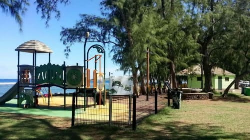 Jardin d'enfant en bord de mer