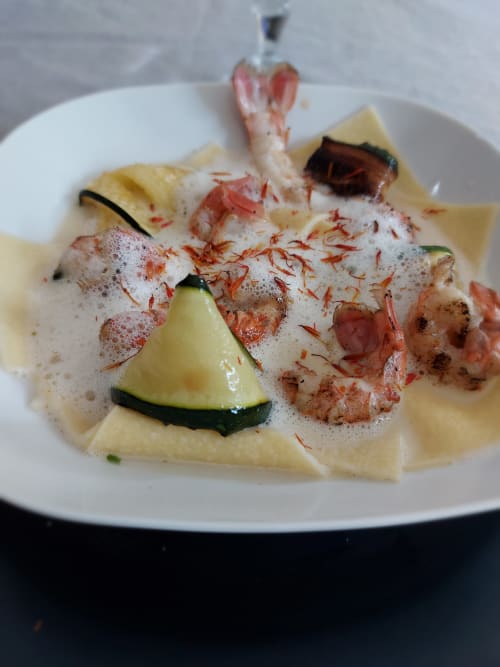 Langoustines fraîches accompagnées de lasagnettes maison, nappées d'une sauce crémeuse au lait ribot, servies à Ty Coz Breizh, situé en Bretagne Sud, au Pays de Lorient