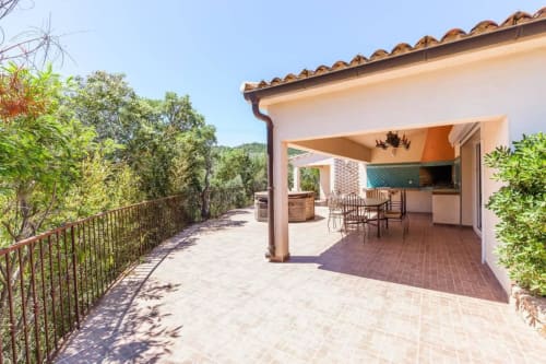Spacieuse terrasse avec vue sur la montagne- Corse