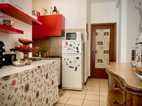 Breakfast area and common kitchen with entrance to the corridor leading to the rooms - Bed Breakfast Ariel B&B - Rooms in Verona Center