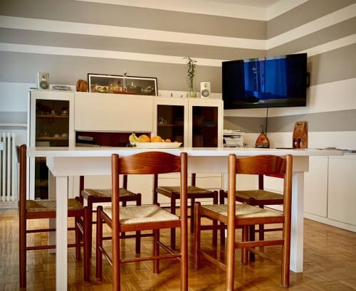 Common area with large breakfast table and hanging TV - Bed Breakfast Ariel B&B - Rooms in Verona Center