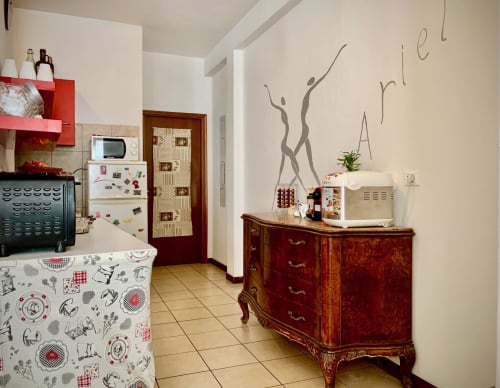 View of the entrance with our logo on the wall and kitchen and breakfast area - Bed Breakfast Ariel B&B - Rooms in Verona Center