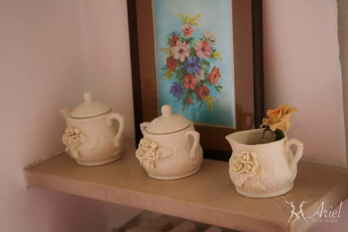 Detail of the ornaments and picture with flowers in the background - Bed Breakfast Ariel B&B - Rooms in Verona Center