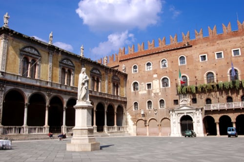 Statue of Dante in Piazza dei Signori - Bed Breakfast Ariel B&B - Rooms in Verona Center